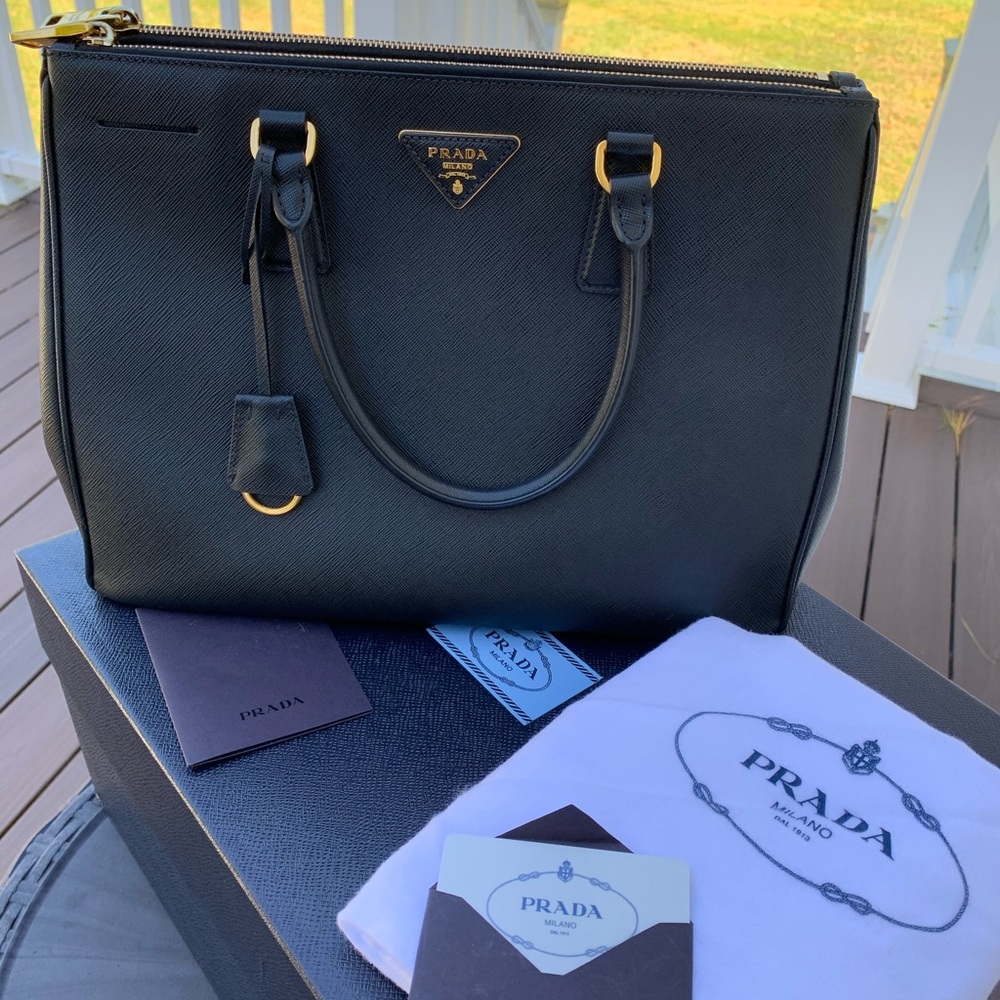 Like new- excellent condition. Medium Prada Galleria Saffiano Leather Bag - Picture 8 of 8